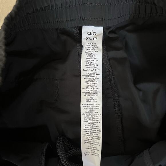 ALO Yoga Courtside Tearaway Side Snap Button Pant Women’s Size XS Triple Black - Picture 8 of 15